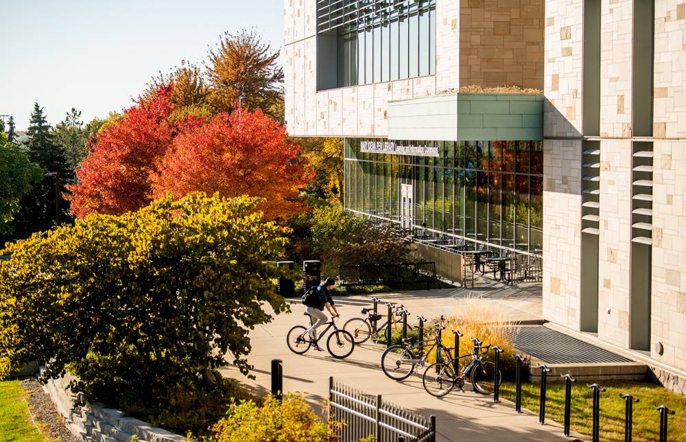Students walking into the entrance to Mackinac Hall